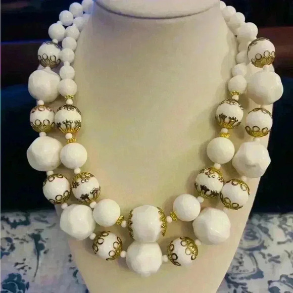 Woman’s white bone necklace - Picture 2 of 3